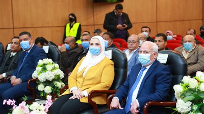 محافظ بورسعيد يكرم وزيرة التضامن الاجتماعي ويهديها درع المحافظة