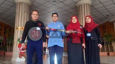 طالب يبتكر عصا ذكية لمساعدة المكفوفين 