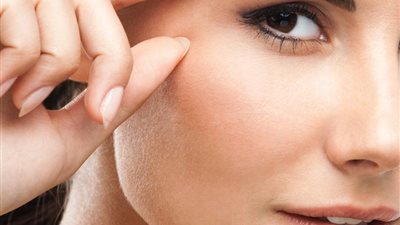 إليك هذه الطرق الفعالة للقضاء على التجاعيد حول العين
