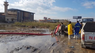 الصرف الصحي بالإسكندرية تعالج انتشار المياه الجوفية بالعجمي تحسبًا للأمطار