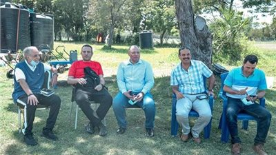 الأهلي يتبادل الدروع مع نادي سيمبا قبل مواجهة الفريقين (صورة)