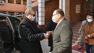 وزير القوى العاملة يوزع وثائق تأمين حوادث للعمالة غير المنتظمة بالشرقية (صور)