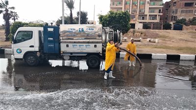 رئيس مياه القناة يعلن انتشار فرق الطواريء لسحب الأمطار  (صور)