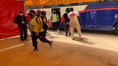 لاعبو الزمالك يخضعون لقياس الحرارة قبل لقاء تونجيث