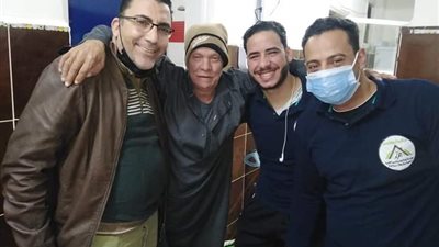 بعد 30 عامًا من النوم في الشارع.. فريق الإغاثة بكفر الشيخ ينقذ مسنًا طرده أبناؤه (صور)