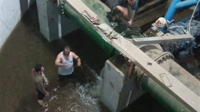 في الشتاء القارس.. عُمال الصيانة بالفيوم داخل محطة بيت ري طامية لإعادة المياه للمواطنين (صور)