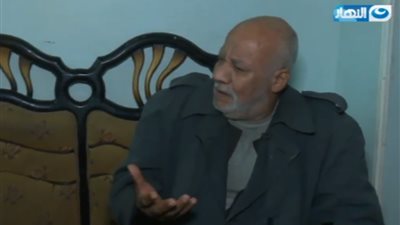 مسن ينهار بالبكاء: 