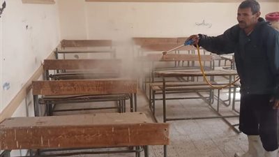 بدء تعقيم وتطهير مدارس قنا استعدادًا لامتحانات الفصل الدراسي الأول (صور)