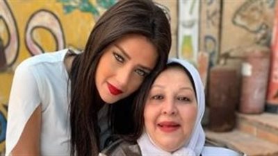رضوى الشربيني تطلب الدعاء لوالدتها: 