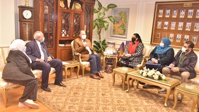 محافظ أسيوط يلتقي مسئولي هيئة هانديكاب إنترناشيونال بمصر لدعم مشروعات لذوي الإعاقة (صور)