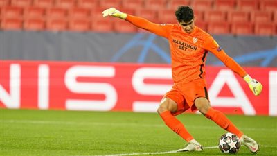 بونو ينافس ميسي وكورتوا على لاعب الشهر في الدوري الإسباني