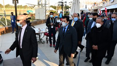 وزير الرياضة يحضر منافسات اليوم الأول من بطولة العالم للرماية 