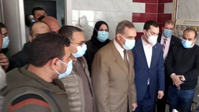 أسرة من 3 أفراد.. المحافظ يطمئن على المصابين في حريق شقة بكفر الشيخ (صور)