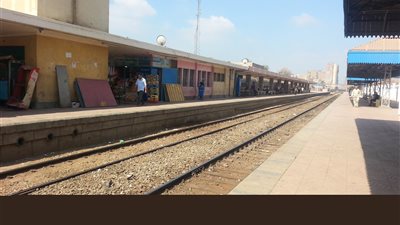 إنقاذ شاب من الموت المحقق بعد إنزلاق قدماه أسفل قطار محطة أبو صوير بالإسماعيلية 