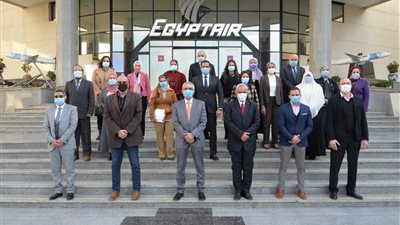 رئيس القابضة لمصر للطيران يهنئ العاملين بتجديد شهادات 