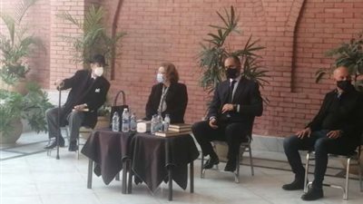 أسرة مبارك تحيي الذكرى الأولى لوفاة الرئيس الأسبق من المقابر (صور)