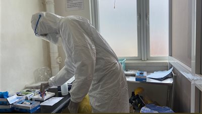 أقارب مصاب بكورونا يعتدون على طبيب مصري بالكويت