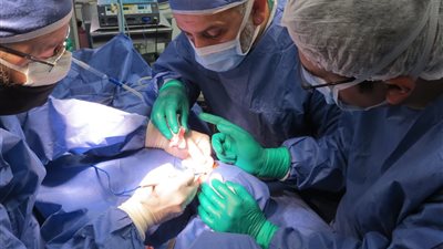 طفل عمره 3 سنوات.. نجاح أول عملية زراعة قوقعة بمستشفى السلام بورسعيد (صور)