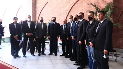 أسرة مبارك تحيي الذكرى الأولى لوفاة الرئيس الأسبق من المقابر (صور)