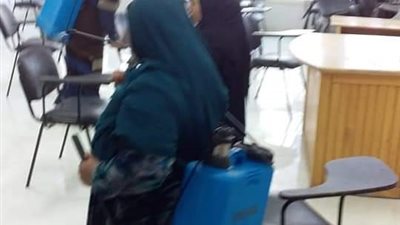 عاملات جامعة الفيوم يُعقمن المدرجات احترازًا من كورونا قبل استقبال الطلاب (صور)