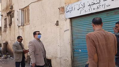 غلق وتشميع 5 بدرومات مخالفة للاشترطات الصناعية بحي غرب سوهاج (صور) 