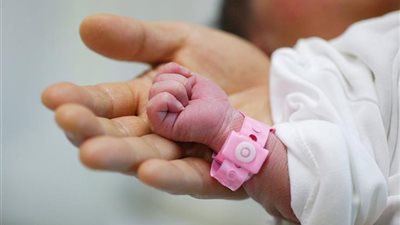 قبل وصولها للمستشفى.. سيدة تضع مولودها داخل 