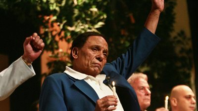 بدء عرض مسرحية 