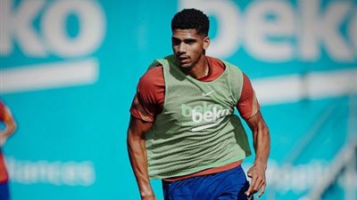 قبل مواجهة إشبيلية.. برشلونة يتلقى دفعة معنوية بشأن أراوخو