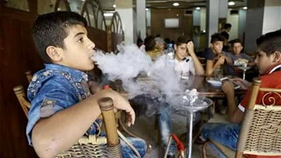 ضبط خال طفل نشر صورته أثناء تدخينه 