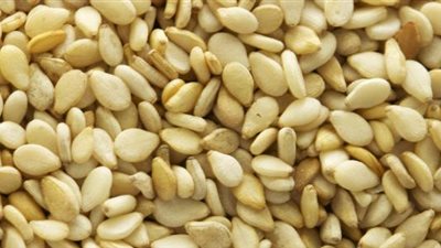 إليك خلطات زيت السمسم الطبيعية لبشرة أكثر إشراقة وحيوية