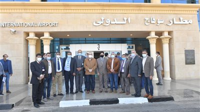 وزير الطيران يتفقد مطار سوهاج ويسلم شهادة الاعتماد الصحي للسفر الآمن