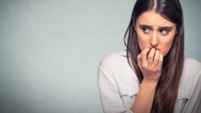 كيف يؤثر التوتر على مشاكل الفم واللثة؟