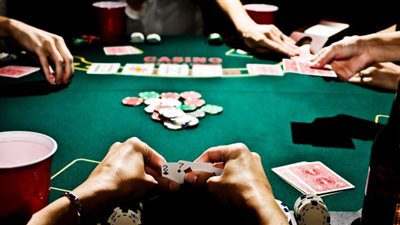 أطفال وشباب يلعبون القمار بمولد الخرما في قنا (فيديو)