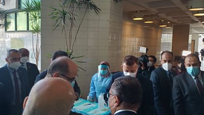 وزير التعليم العالي يتفقد كلية طب الأسنان بجامعة عين شمس.. ويجرى حوارا مع الطلاب (صور)