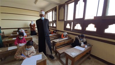 رئيس قطاع المعاهد الأزهرية يطمئن على الإجراءات الاحترازية في أول أيام امتحانات الترم الأول (صور)