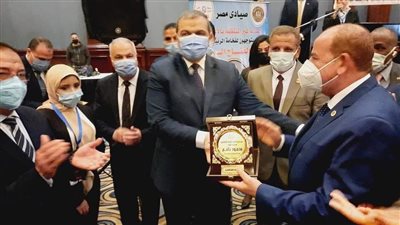وزير القوى العاملة ومحافظ الإسكندرية يكرمان رئيس الصرف الصحي بالإسكندرية