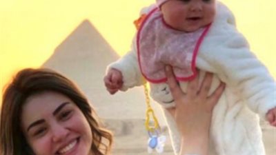 وجه القمر دينا فؤاد تداعب ابنة المخرج مصطفى فكري وتعلق: 