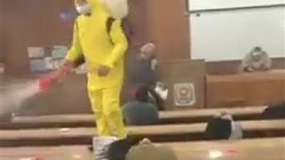 طالب بجامعة المنصورة عن فيديو التعقيم: رشونا زي الناموس (خاص)