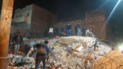 استخراج جثتين لطفلين من أسفل أنقاض المنزل المنهار بمركز الفتح في أسيوط