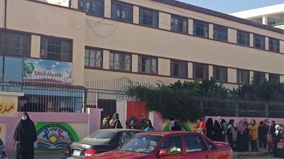 زحام أمام لجان الامتحانات بالإسماعيلية رغم تحذيرات 