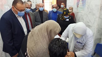 لحظة تطعيم أول طفلة في الحملة القومية ضد شلل الأطفال بالشرقية (صور وفيديو)