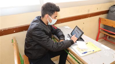 بعد أزمة السيستم.. وزير التعليم يطمئن على الامتحانات الإلكترونية لطلاب الصف الثاني الثانوي (صور)