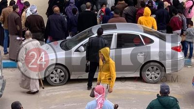 زحام لأولياء أمور أمام مدرسة ابتدائي بمطروح دون كمامات (صورة)