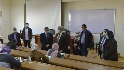 رئيس جامعة الفيوم يوجه بضرورة تواجد أستاذ المادة لمتابعة استفسارات الطلاب وتذليل العقبات أثناء الامتحانات (صور)