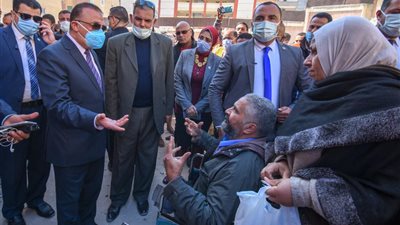 انتهى عصر التجاوزات.. محافظ الإسكندرية يباشر بدء عملية نقل بائعي سوق الهانوفيل (صور وفيديو)