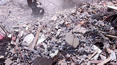 مصرع وإصابة 6 أشخاص فى انهيار عقار بمنطقة الجمرك بالإسكندرية (فيديو)