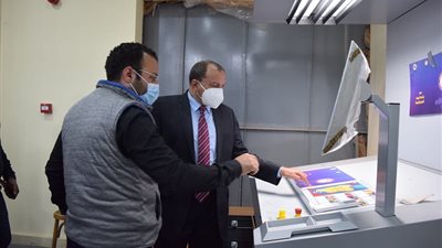 رئيس جامعة بني سويف يطمئن على سير العمل بالمطبعة
