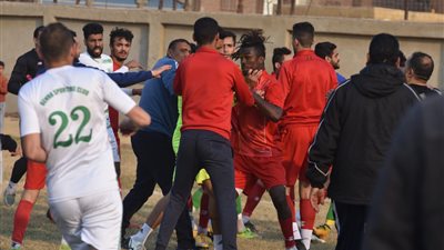 اشتباكات بين لاعبي بنها ومصر للتأمين في القسم الثالث (صور وفيديو)