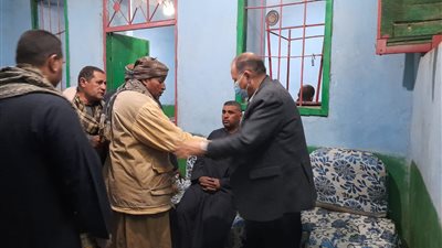 محافظ أسيوط يقدم العزاء لأسرة ضحايا المنزل المنهار بمركز الفتح
