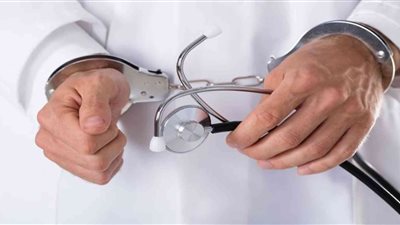 كشف على مئات النساء.. غضب وملاحقة لطبيب مزيف مارس الطب 10 سنوات في الجيزة (مستندات)
